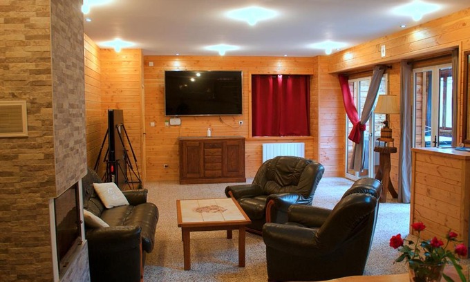 Troo House | Family-Friendly Gîte and Spa with Hot Tub & Kitchen Access