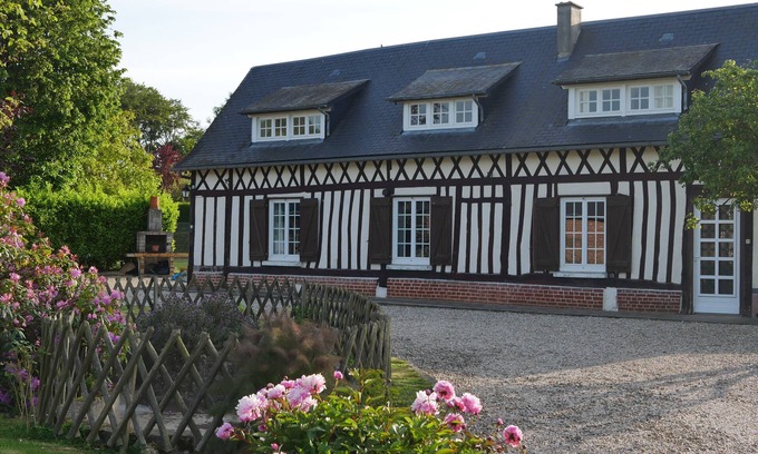 Venestanville House | Gîte Euphrasie: Normandy Farmhouse Steps from the Sea