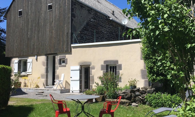 Jassat House | Cozy Gite Farmhouse with Lake View & Spa in Murol