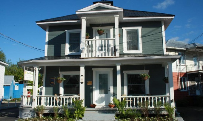 Baie-St-Paul Bed & Breakfast | Stunning Gite Fleury: Oceanfront Escape with Breakfast Included