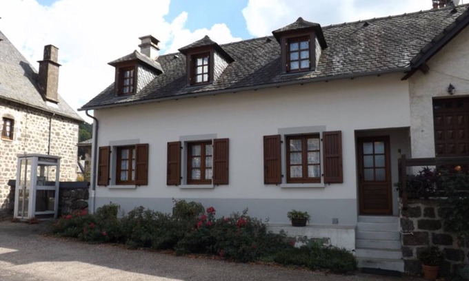 Fontanges Cottage | Relaxing Gite Fontanges: 3 Bedrooms for Family Retreat