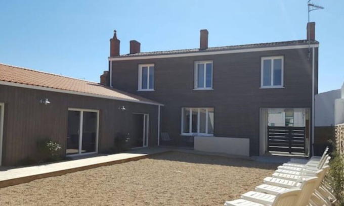 LʼAiguillon-sur-Mer House | Group Retreat with 6 Bedrooms and Mezzanine - Family Friendly