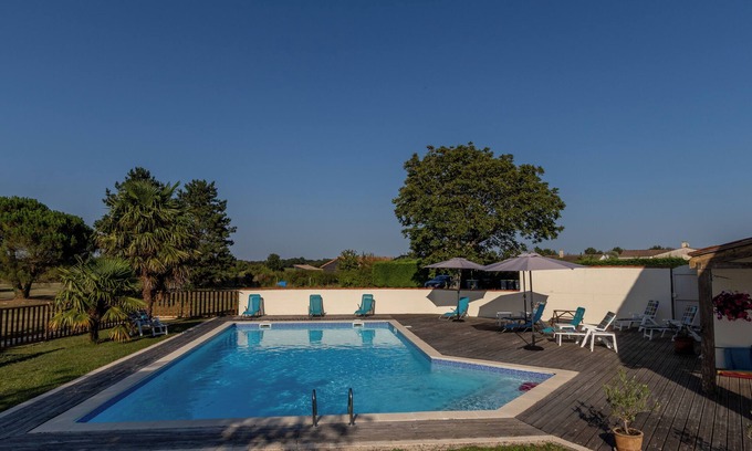 Saint-Simon-de-Pellouaille Cottage | Charming Gite de Charme: Countryside Stay with Pool