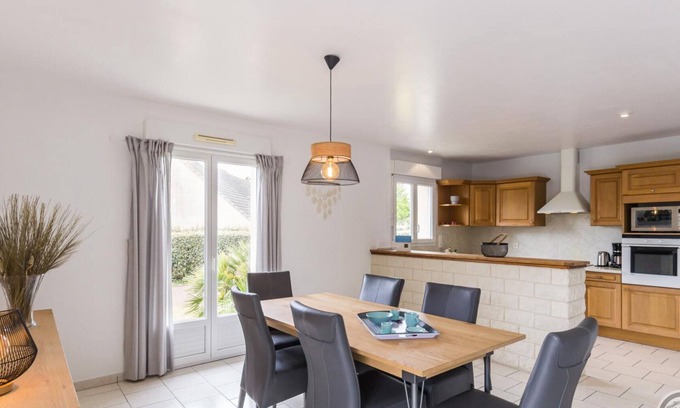 Gouville-sur-Mer Cottage | Cozy Gite Gouville-sur-Mer: 3 Bedrooms for Family Fun