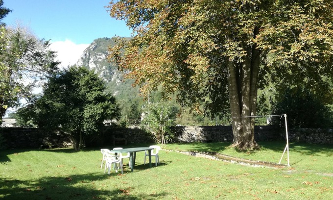 Aste-Beon Cottage | Scenic Gite Gritchou: Family-Friendly Near Vulture Cliffs