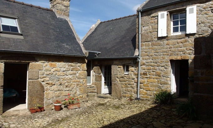 Porspoder House | Gite in 17th century barge house, sea 800 m away, pets welcome