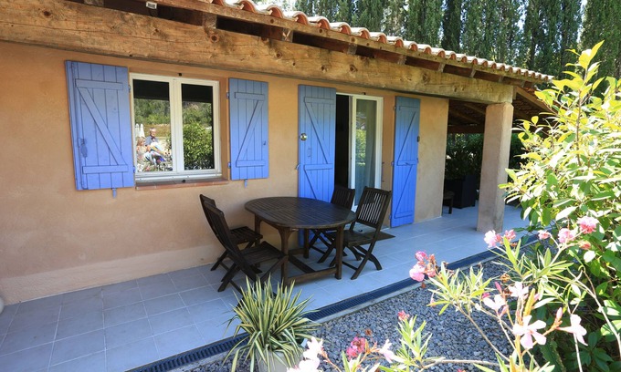 Saint-Paul-en-Foret Apartment | Idyllic Gîte in a Provencal Farmhouse with Pool & Ocean View