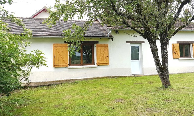 Sarrazac House | Tranquil Gite Retreat with Breakfast and Kitchen Amenities