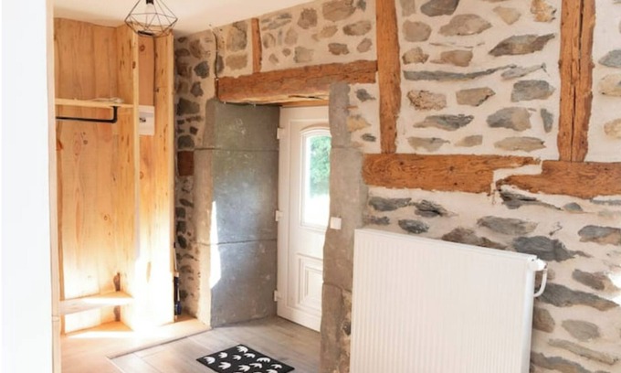 Saint-Hostien Cottage | Relaxing Gite in Sucs Country with Pool and Lake View