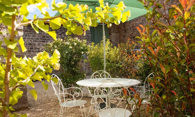 Arbonne-la-Foret House | Gîte Isatis "Côté Cour" on the edge of the forest in a charming village
