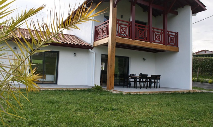 Irouleguy House | Gîte IZAR 4*: A Family-Friendly Retreat in Basque Country