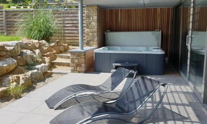 La Reid House | Discover Gite Kooa Prestige: 4-Star Retreat with Spa & Pool