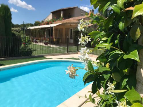 Villelaure House | Experience Beachfront Bliss at Gite l'Annexe