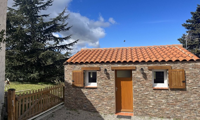 Castelnou House | Cozy Gite L'auxineill for 2-3 Guests, Perfect for Families