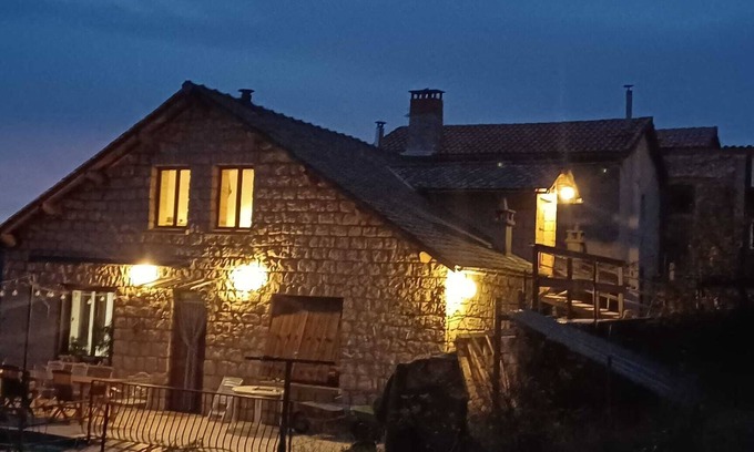 Mostuejouls Apartment | Gîte L'Eolien: Guest Rated 10/10 with Pool & Breakfast