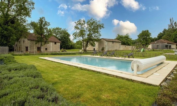 Chassaignes House | Gîte L'Étable: Enjoy a Pool, Terrace & Free Wi-Fi