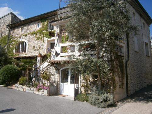 Vallon-Pont-d'Arc House | Highly Rated Gite l'Etape for Your Next Getaway