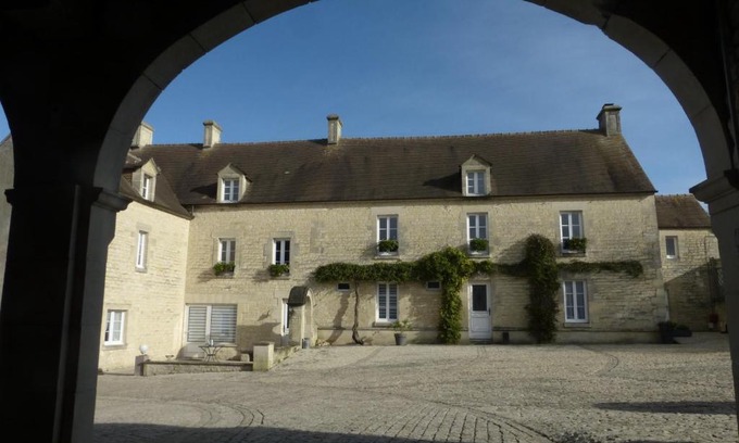 Martragny Apartment | Oceanfront Gite LA CHARRETTERIE - Family-Friendly Retreat