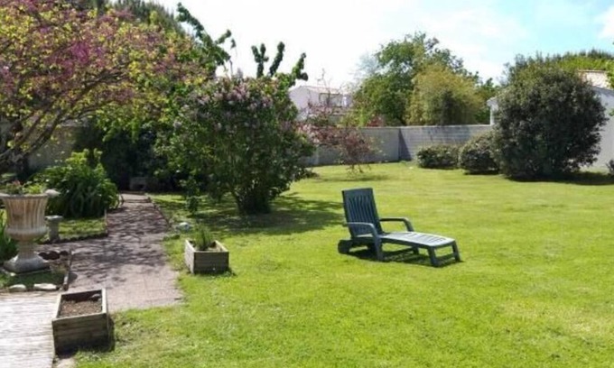 La Flotte Apartment | Gite La Clavette: Ocean View Retreat Near La Flotte Port