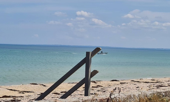 Saint-Marcouf Cottage | Gite la plage: Ideal Getaway for 5 with Breathtaking Views