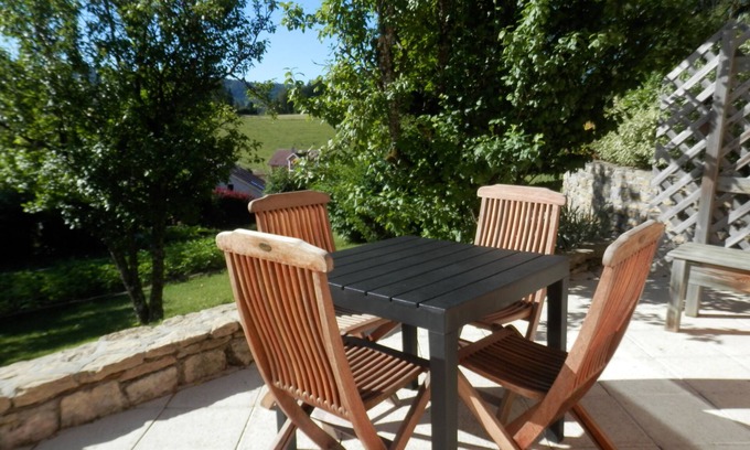 Oye-et-Pallet Apartment | Family-Friendly Gite Lac et Montagne: A Nature Retreat