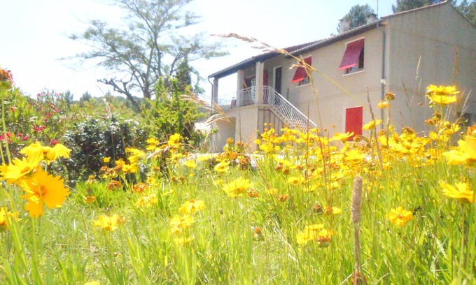Banne House | Gîte LE BOUFFAYOU: Family Retreat with Pool & Garden