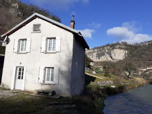 Baume-les-Messieurs House | Discover Gite Le bout du monde: Family-Friendly Retreat