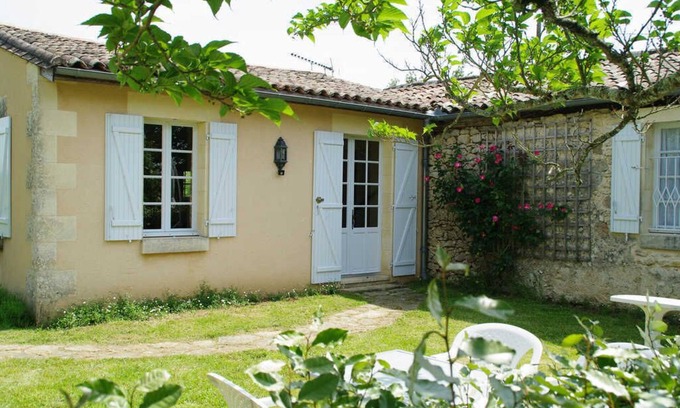 Saint-Aubin-de-Branne House | Pet-Friendly Gite LE Courtil in Saint-Aubin-de-Branne