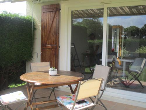 Vierville-sur-Mer House | GITE LE LILAS: Oceanfront Retreat with Private Beach Access