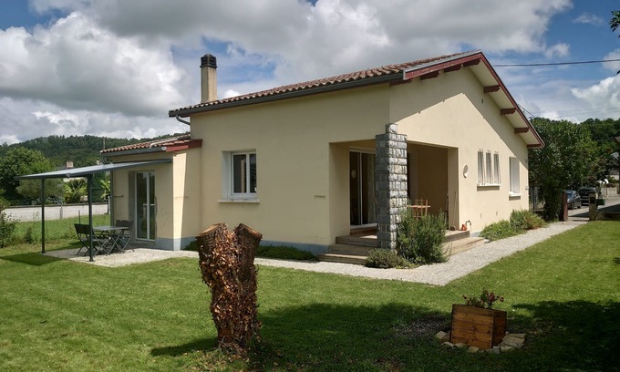 Antist House | Pet-Friendly Gite Le Montaigu: Family & Breakfast Included