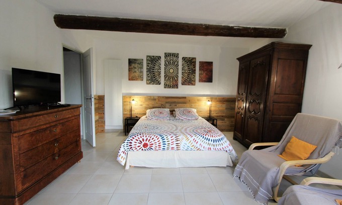 Cabrieres-d'Avignon Apartment | Explore Gite Le Petit Luberon: Perfect for Families & Pets