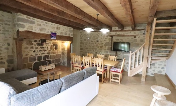 Le Rouget-Pers Cottage | Gite Le Rouget-Pers: Family Retreat with Spa & Breakfast
