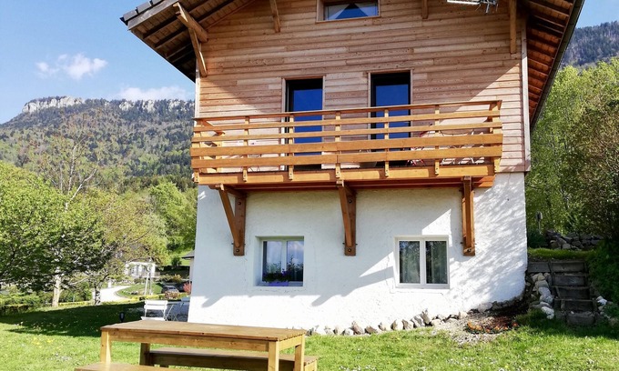 Trevignin Cottage | Gîte le Tapatoru: Ideal Retreat by Lake and Mountains
