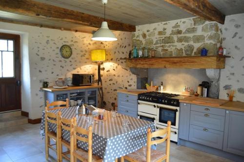 Aneres House | Gite Les Arrebourits: Pet-Friendly Retreat with High Ratings