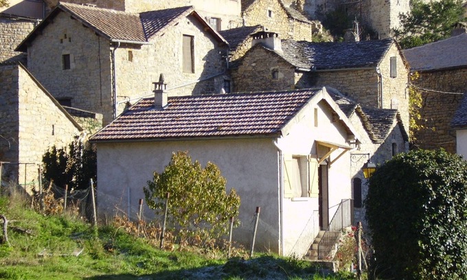 Mostuejouls Apartment | Scenic Gite Gorges du Tarn with Pool & Pet-Friendly Options
