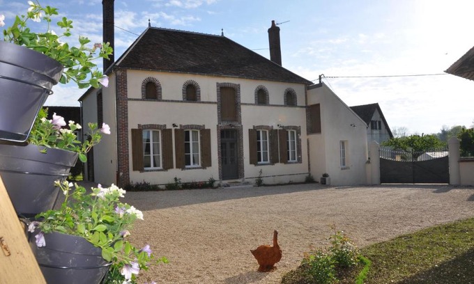 Vergigny House | Experience Gite Les Robins: 4-Star Retreat with Spa & Hot Tub