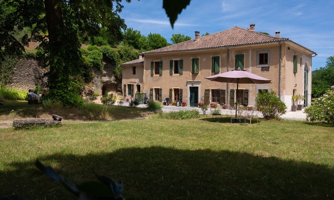 Colognac House | Serene Gîte Les Tilleuls: Nature, Pool & Llama Adventures