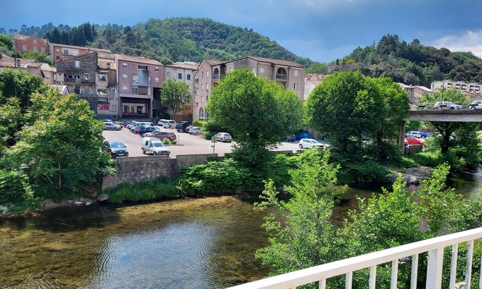 Vals-les-Bains Apartment | Inviting Gite Les Violettes: Family-Friendly with Breakfast