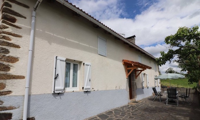 Leynhac Cottage | Cozy Gite Leynhac: Pet-Friendly Retreat with Spa Amenities