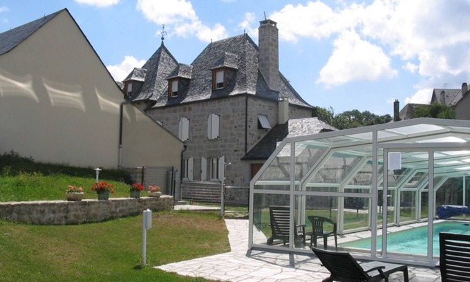 Lieutades Cottage | Gite Lieutadès: Ideal Family Retreat with Spa & Kitchen