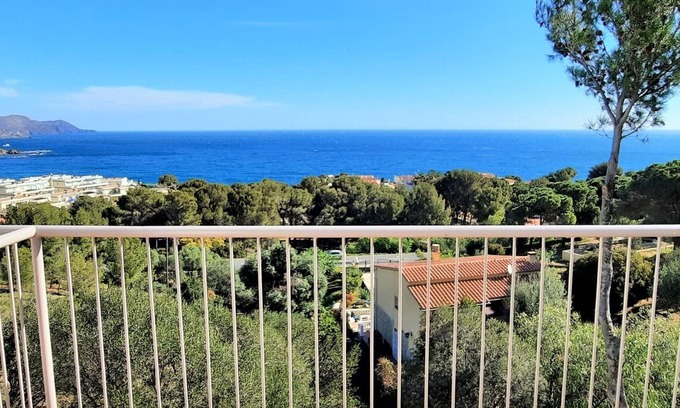Llanca Cottage | Gite Llançà: Oceanfront Retreat for Families and Friends
