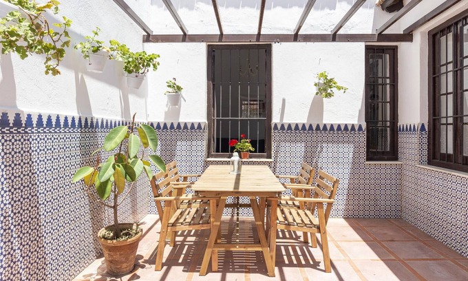 El Palo Cottage | Oceanfront Gite Málaga: Family-Friendly Retreat with Views