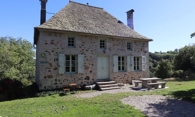 Menet Cottage | Gite Menet: Perfect for Families with Spa and Pet-Friendly Amenities