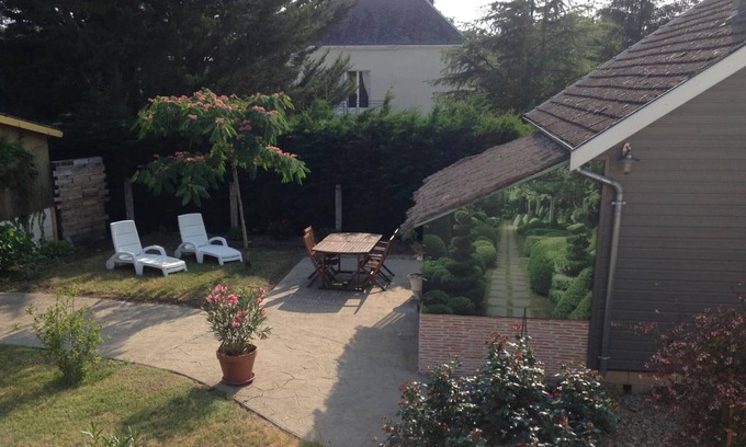 Meusnes Cottage | Cozy Gite Meusnes: Perfect Getaway for Two with Kitchen