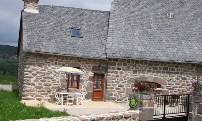 Moussages Cottage | Cozy Gite Moussages: Pet-Friendly Retreat for 3 Guests