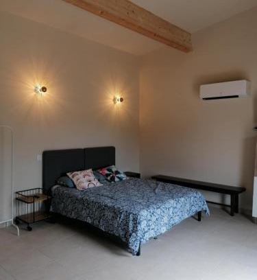 Crespian House | Gite neuf avec accès sauna, bain a remous