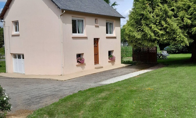 Saint-Mayeux Cottage | GITE OF 4 WINDS: Guest Rated 10/10 with Lake Views