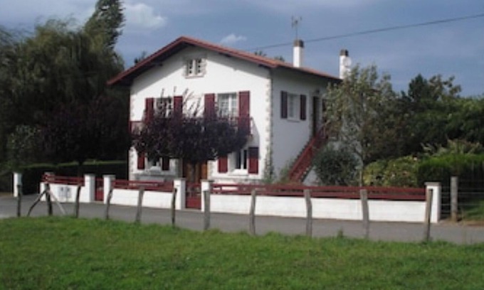 Ahaxe-Alciette-Bascassan Apartment | Charming Country Cottage Near St Jean Pied de Port