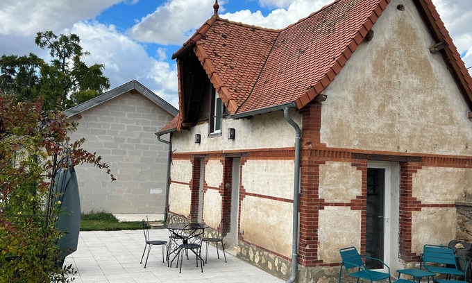 Montmarault House | Gite Rouge in the Château Camus estate