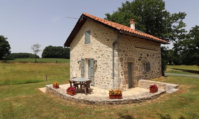 Roumegoux Cottage | Cozy Gite Roumégoux: Perfect for Couples with Kitchen Access